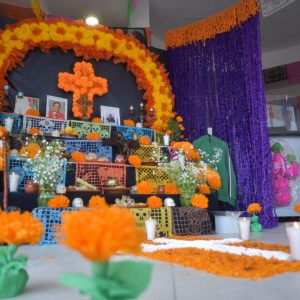 PERSONAL DEL SISTEMA DIF CULTIVA TRADICIONES Y ELABORA ALTAR DE MUERTOS1
