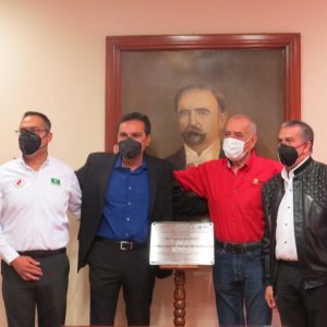 Recibe alcalde reconocimiento