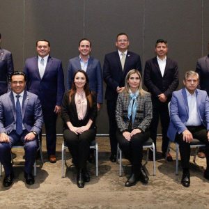 Se reúne Manolo Jiménez con alcaldes y alcaldesas de capitales del país