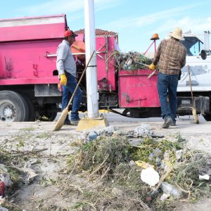 Departamento de bacheo se suma a la limpieza del Río Monclova