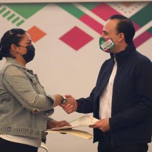 Entrega histórica de escrituras para familias de Saltillo