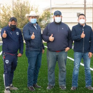 Entrenadores del Club de futbol soccer dan las gracias al Alcalde1