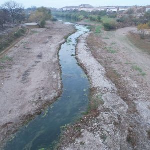 Limpian cauce del río Escondido y parque El Vergel