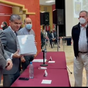Presenta y entrega alcalde Claudio Bres Plan Director de Desarrollo Urbano a gobernador del Estado