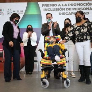 Reconoce Manolo a promotores de la inclusión y entrega aparatos funcionales