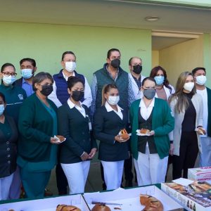 COMPARTE CHEMA MORALES ROSCA DE REYES CON PERSONAL DE LA CLINICA 88