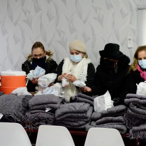 Directora del DIF entrega cobijas a personas vulnerables (2)