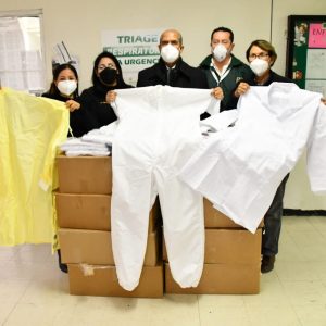 ENTREGAN A PERSONAL DEL IMSS TRAJES PROTECTORES CONTRA EL COVID