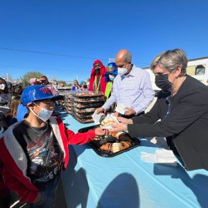 El alcalde y Presidenta del DIF llegan al oriente con cargamento de roscas