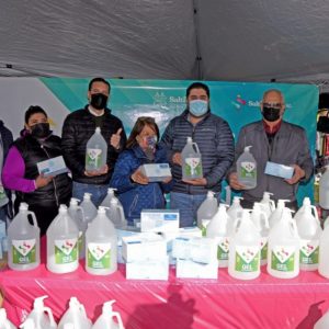 Reparte Municipio de Saltillo en mercados gel antibacterial y cubrebocas1