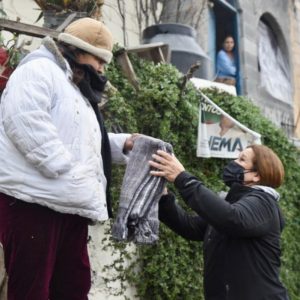 Reparten Gobierno y DIF Saltillo cobijas en zonas vulnerables (2)