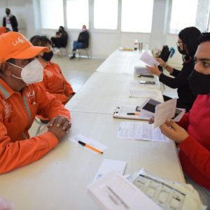 Entregan tarjetas bancarias a integrantes de “La Ola”1